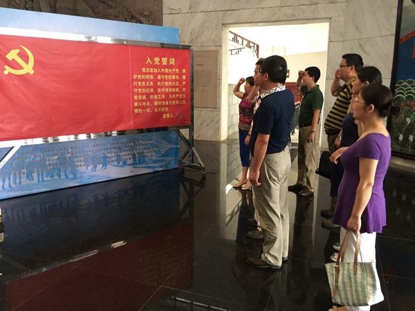 1496047333332000.jpg 说明文字:bwin必赢党总支扎实开展“三严三实”主题教育。2015年6月16日,全院党员在彭德怀纪念馆重温入党誓词,进行革命传统教育_副本.jpg